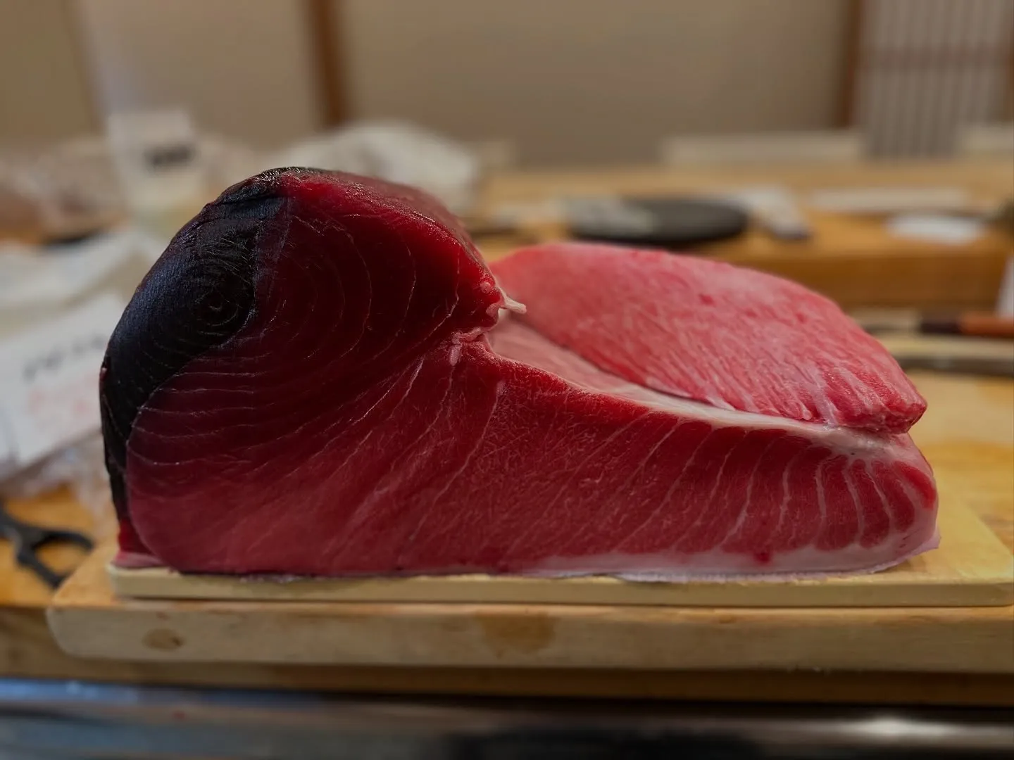 青森県三厩での一本釣りマグロは、職人の技術と努力の結晶として...