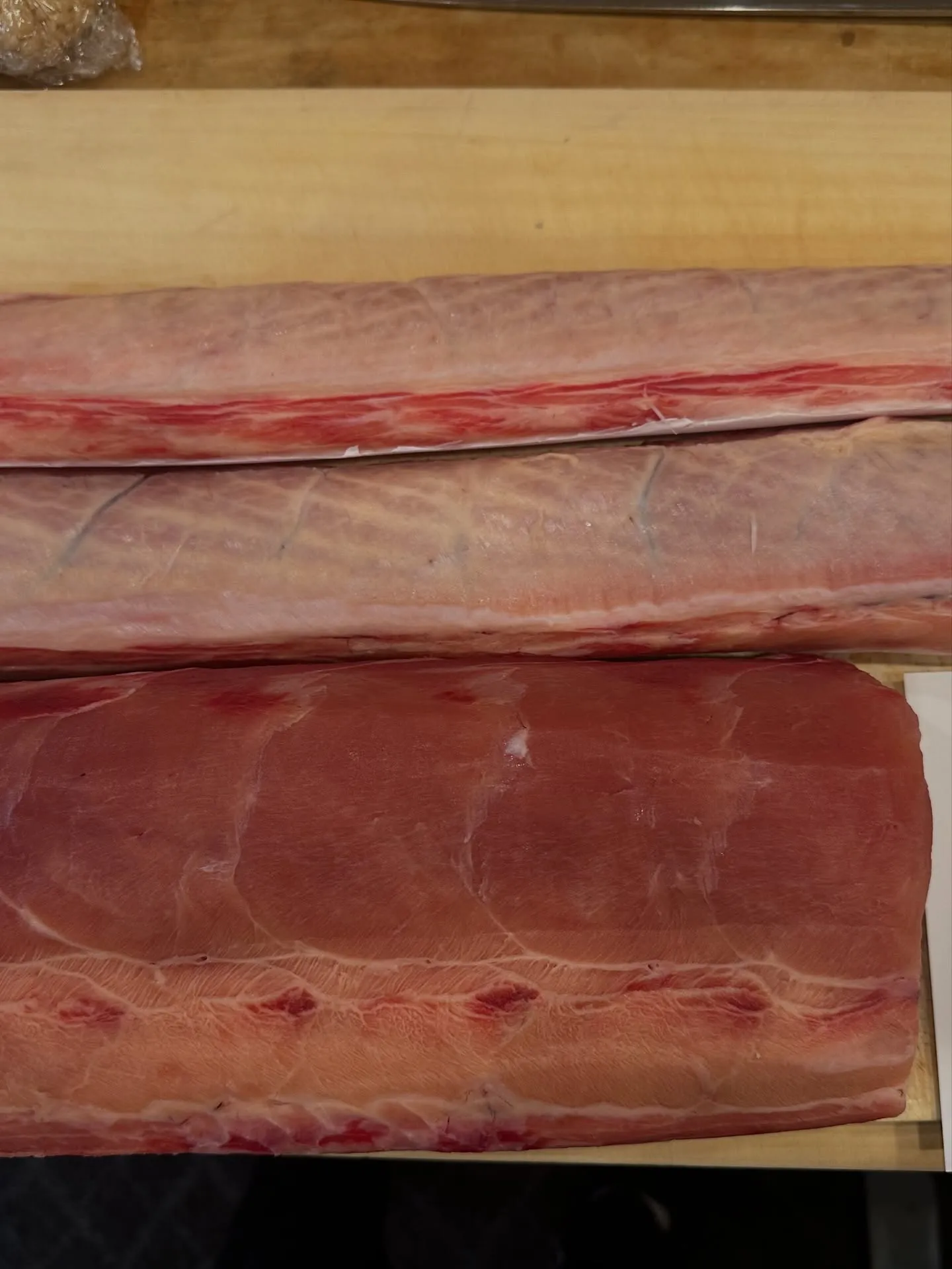 昨日の朝4時、名古屋の北部市場にて厳選した新鮮なマカジキを仕...