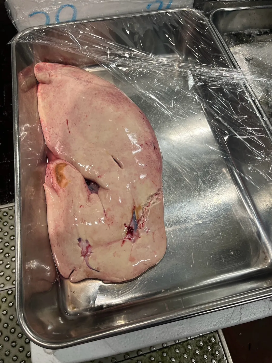 北海道から新鮮な食材が届きました！浜中の雲丹と余市のあん肝を...