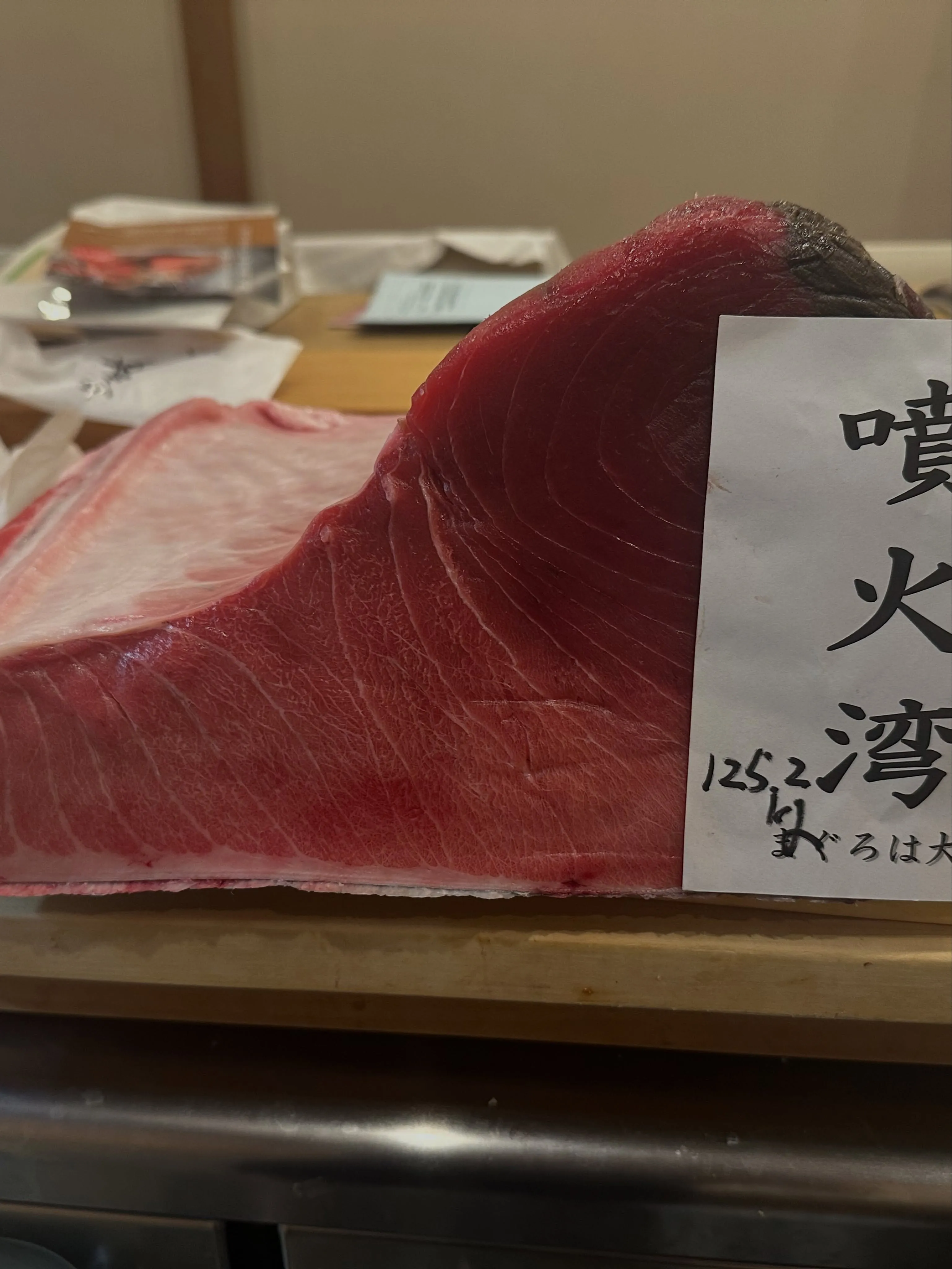 「赤身の艶、脂の温度、繊維の流れ。